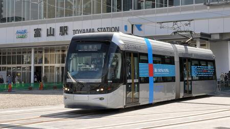 富山の路面電車南北直通運転開始日、富山港線の岩瀬浜に向かう電車＝2020年3月21日（編集部撮影）