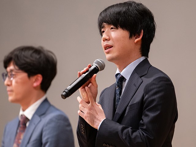 将棋界の第一人者となった藤井聡太七冠。同学年の22歳・伊藤匠叡王らと今後繰り広げる盤上の物語に刮目したい photograph by Nanae Suzuki