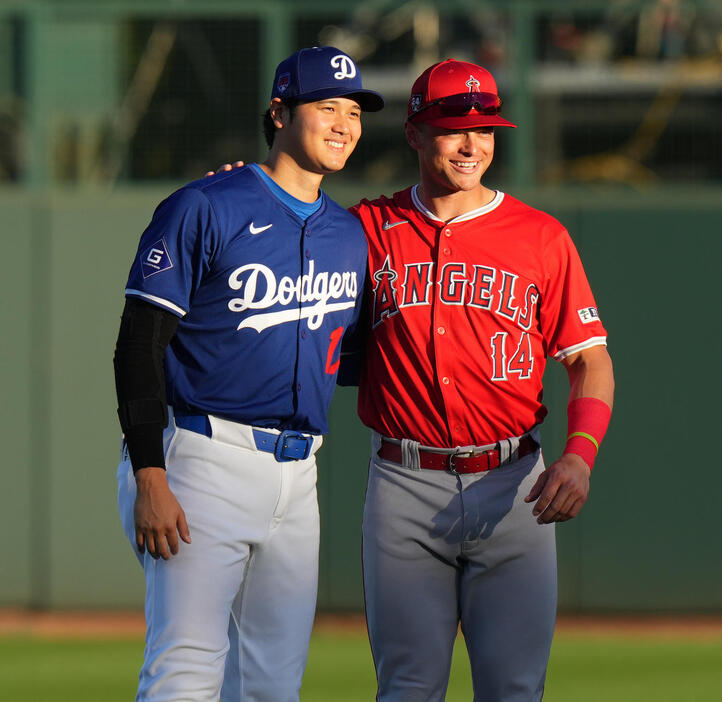 エンゼルス・オハピー（右）とドジャース大谷翔平（2024年3月5日撮影）