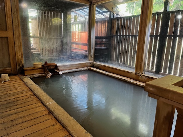 内湯と露天風呂を配した大浴場「テイの湯」。