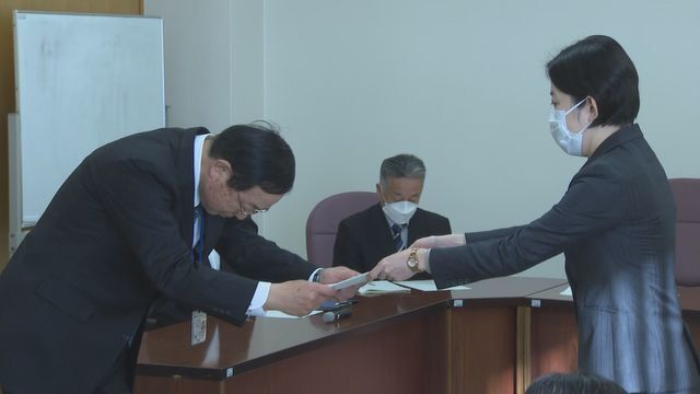 第三者委員会から答申書を受け取る教育長(22日・みやま市役所)