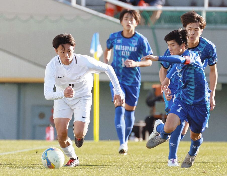 松山北―龍谷富山　前半、ドリブルで攻め込む龍谷富山・赤田（左）