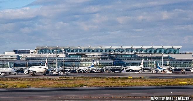 羽田空港。燃え盛る機体の映像にショックを受けた高校生も多くいた