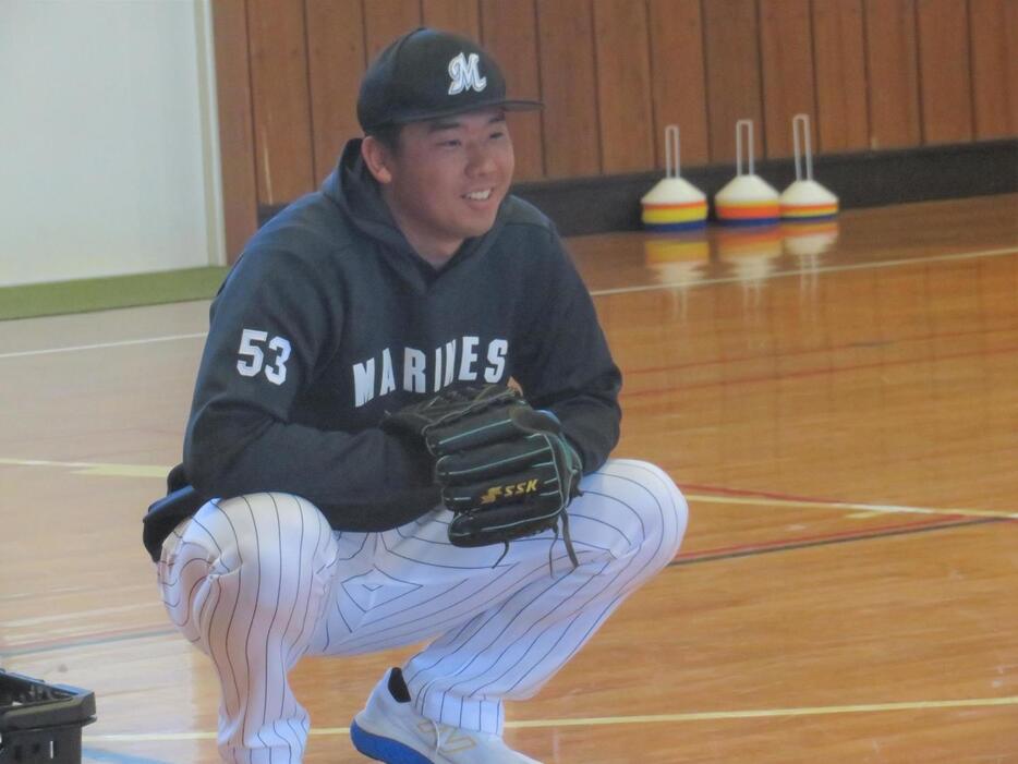 「パラ支援プロジェクト」で千葉県立野田特別支援学校を訪問し、野球を教える木村（撮影・星夏穂）