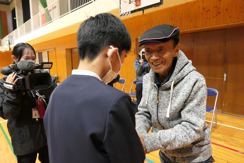 笑顔で子どもたちと握手を交わす友田さん