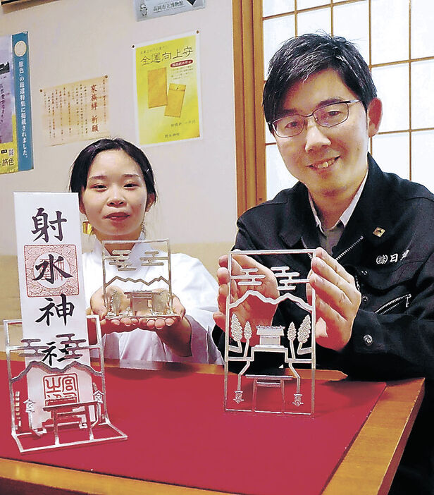 射水神社が遷座１５０年の記念事業で製作した御神札立て＝高岡市の射水神社