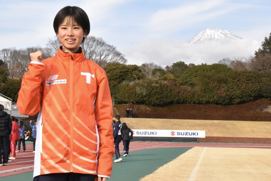 富士山をバックにガッツポーズをする不破聖衣来