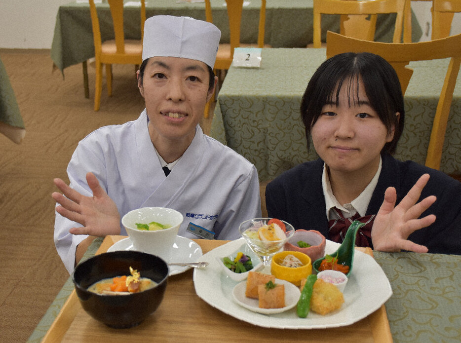 信長雑煮（手前左）をメインとしたランチメニュー。考案した冨成柚凪さん（右）と福田千絵調理長＝岐阜市神田町のレストラン「オリビエ」で２０２４年１１月１９日、稲垣洋介撮影