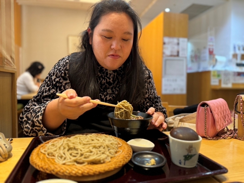 お蕎麦を食べる田辺さん（撮影＝きりやはるか）