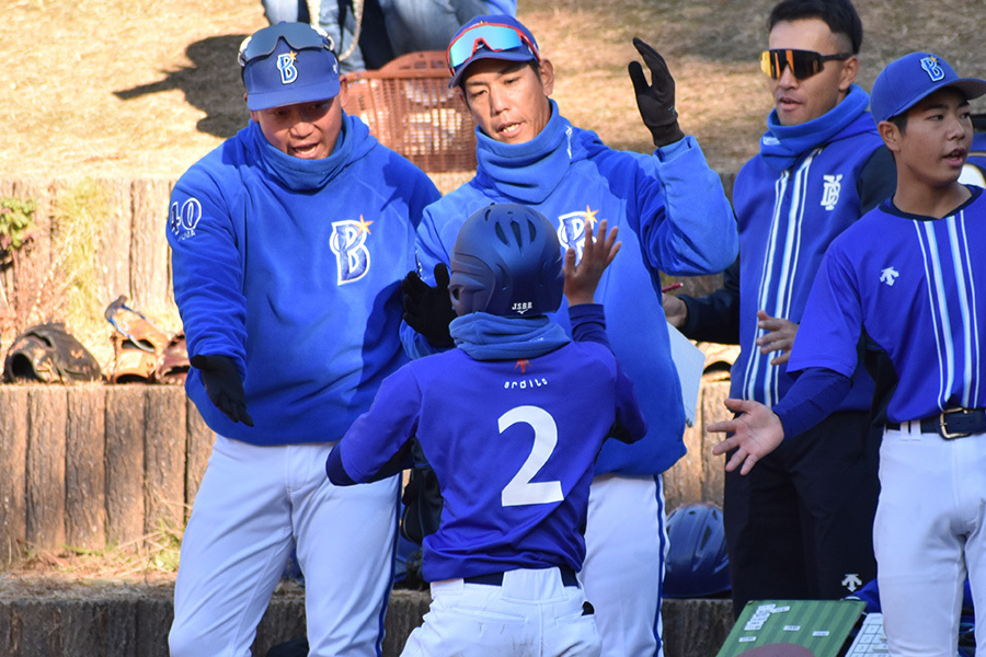 横浜DeNAジュニアの荒波翔監督（中央）【写真：高橋幸司】