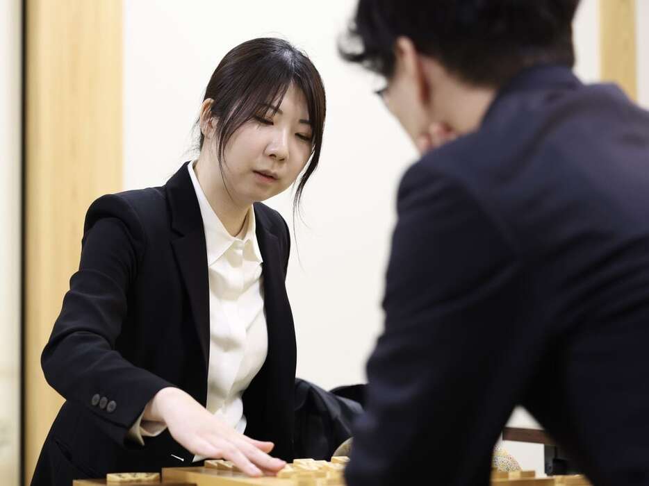 棋士編入試験五番勝負第4局に勝ち、感想戦で対局を振り返る西山朋佳女流三冠＝17日午後、大阪府高槻市の関西将棋会館（泰道光司撮影）