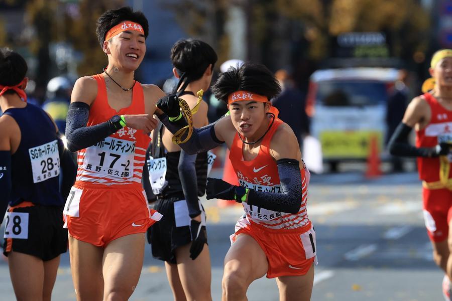 24年全国高校駅伝男子優勝の長野・佐久長聖（2区松山優太、3区佐々木哲）