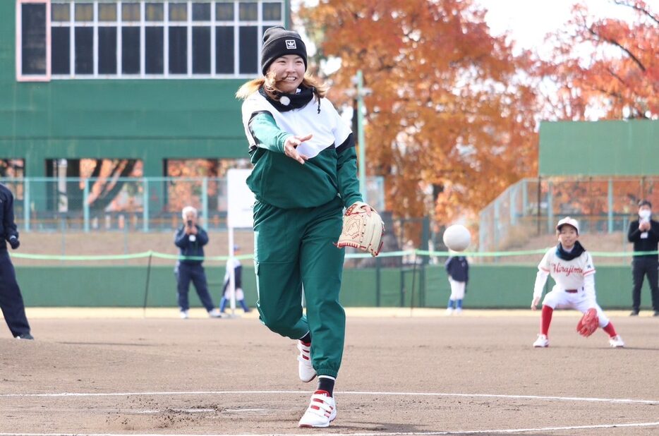 始球式で豪快な投球を披露した渋野日向子【写真：浜田洋平】