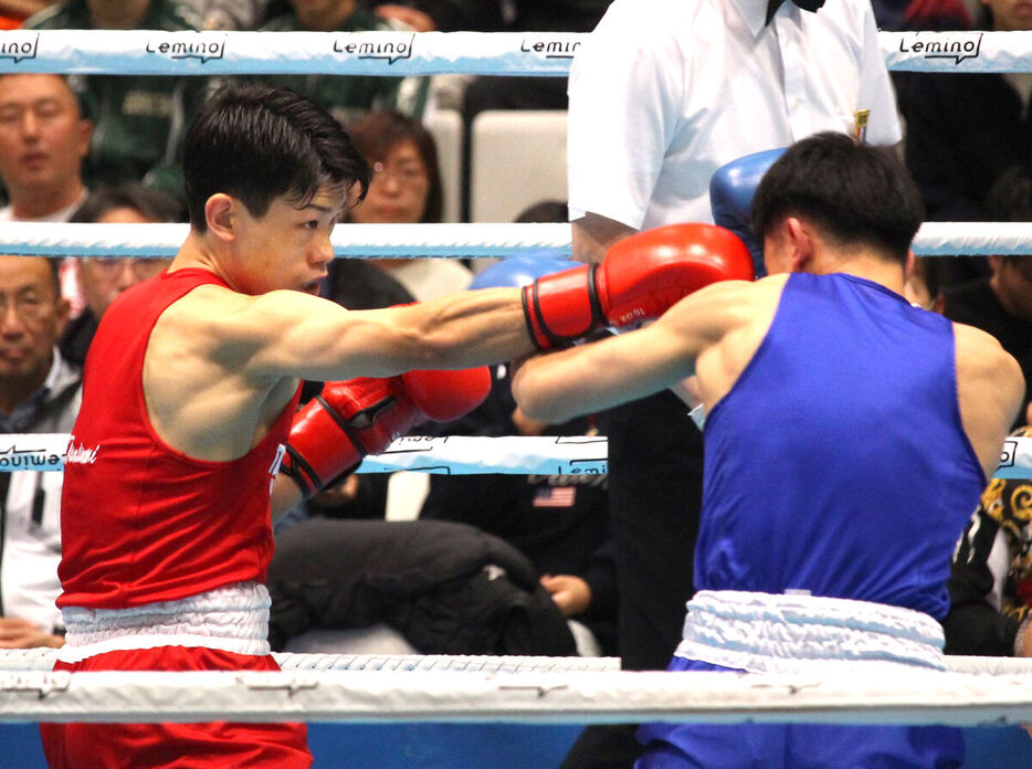 ライト級で優勝した堤麗斗（左）＝カメラ・林　直史＝