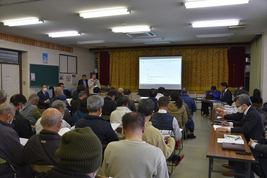 厳しい意見が相次いだ霞堤地区被害軽減対策の住民説明会＝愛知県豊川市金沢町で2024年12月14日午後1時39分、永海俊撮影