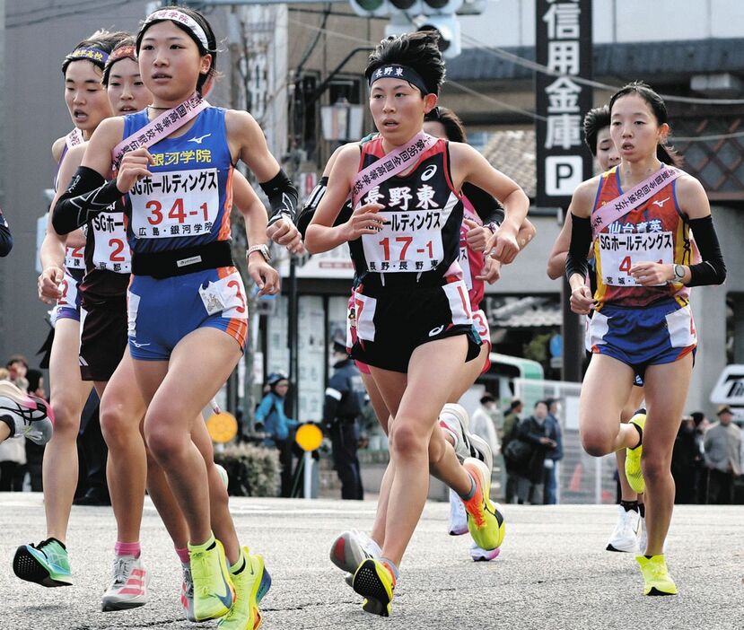 力走する長野東１区の真柴愛里（中央）