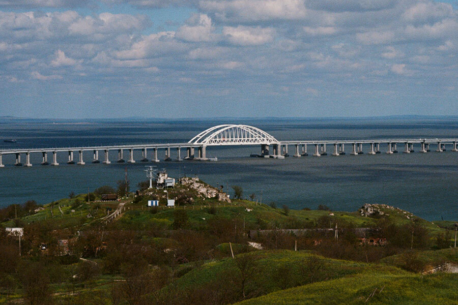 ケルチ海峡近くにかかるクリミヤ大橋（画像：Svetlov Artem/CC0）。