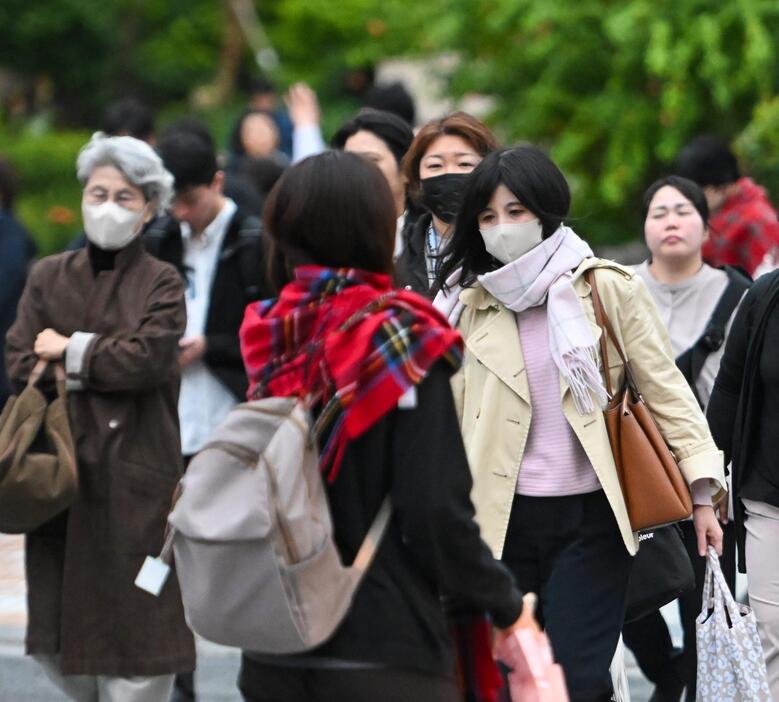 寒い中、マフラーを身につけ行き交う人たち＝16日午後5時21分、県庁前交差点（喜瀨守昭撮影）