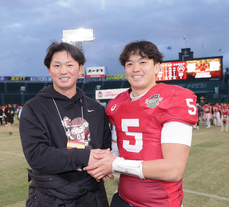 甲子園ボウルを制した弟の立命大QB・竹田剛（右）を祝福する兄のDeNAドラフト１位・竹田祐（カメラ・渡辺　了文）