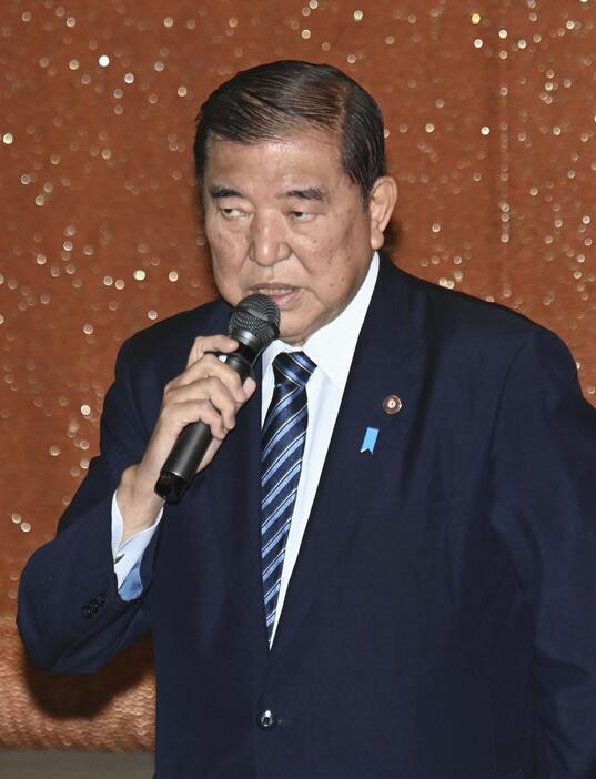 自民党が衆院選落選者を対象に開いた懇談会で発言する石破首相＝8日午前、東京・永田町の党本部