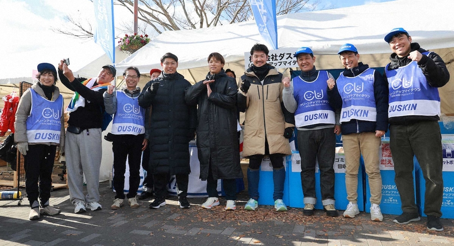 ＜小野ハーフマラソン＞ダスキンのブース前でポーズを決める（左4人目から）阪神・原口、オリックス・中川圭、T－岡田氏（撮影・井垣　忠夫）