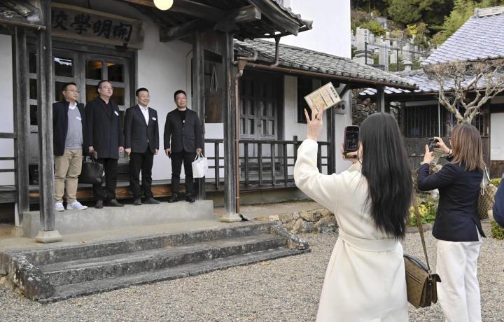 開明学校で記念写真を撮る一行