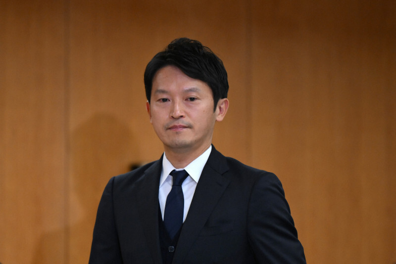 兵庫県議会調査特別委員会に臨む斎藤元彦知事（中央）＝神戸市中央区で2024年12月25日午後3時、久保玲撮影