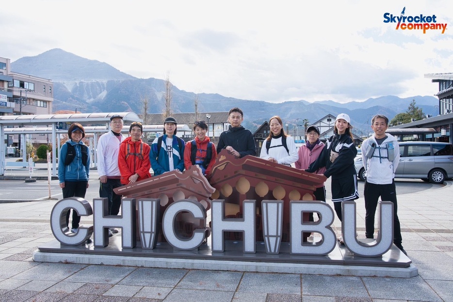 西武秩父駅前広場に設置された「CHICHIBUサインモニュメント」の前でパチリ（写真右から2番目が浜崎）