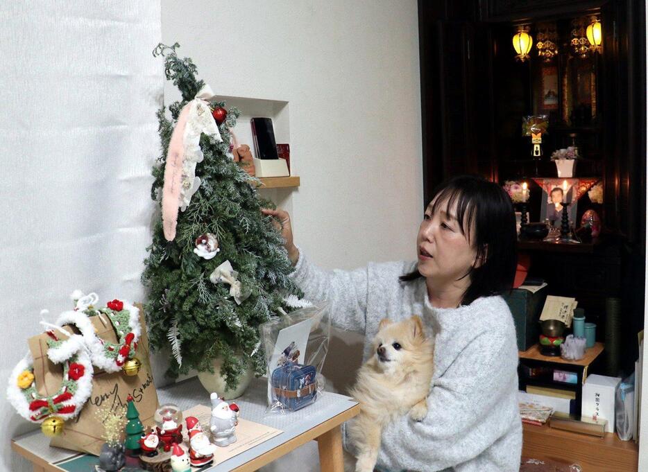 12年ぶりに飾ったクリスマスツリーを前に康志さんとの日々を振り返る里奈さん