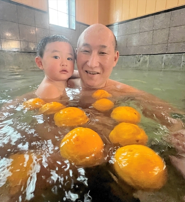 みゆきの湯でゆず湯を楽しむ利用者