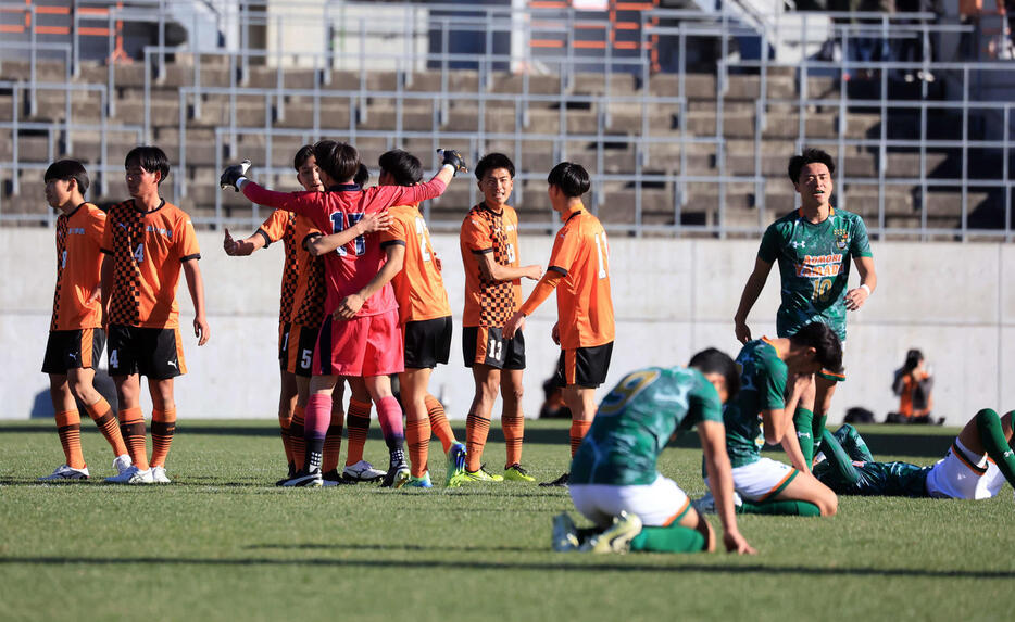 青森山田対高川学園　2－1で青森山田を破り喜び合う高川学園イレブン（撮影・浅見桂子）