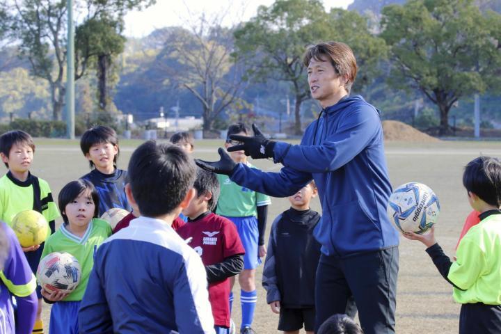 児童らに考えてプレーする大切さを説く福西さん