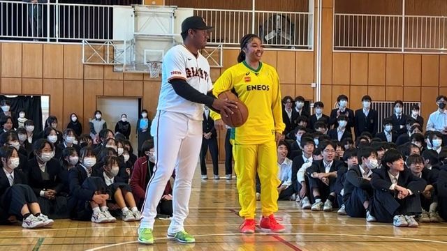 巨人のオコエ瑠偉選手とENEOSのオコエ桃仁花選手が母校を訪問