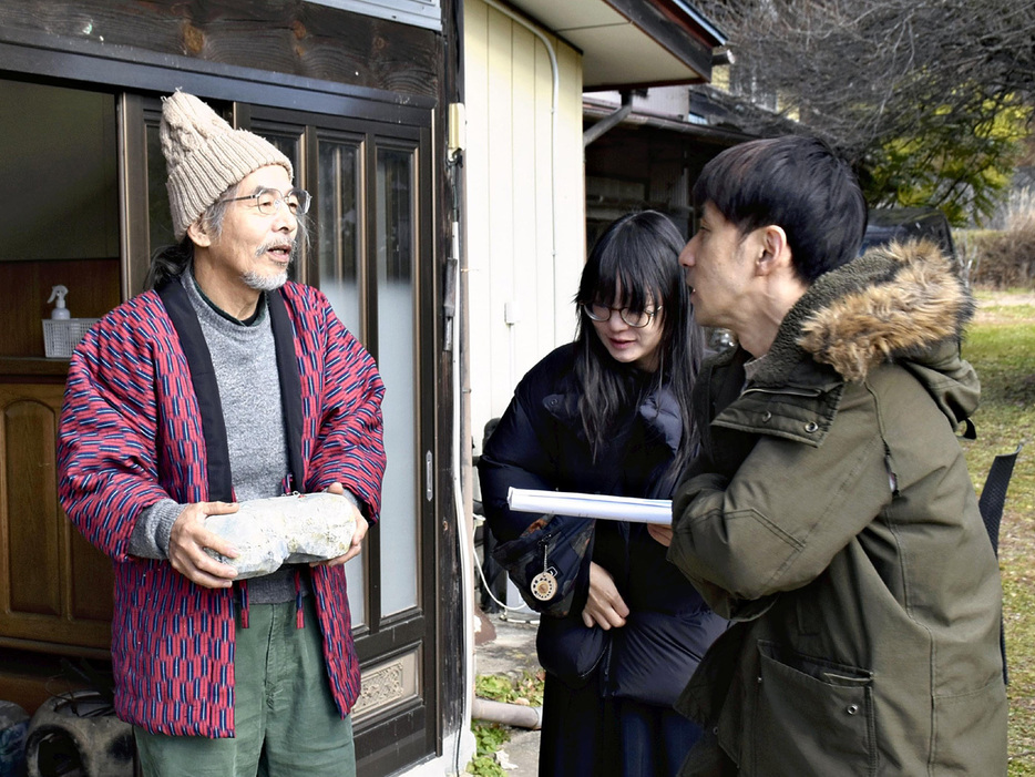 映画撮影に協力した風見さん（左）と演技の打ち合わせをする松本監督（右）