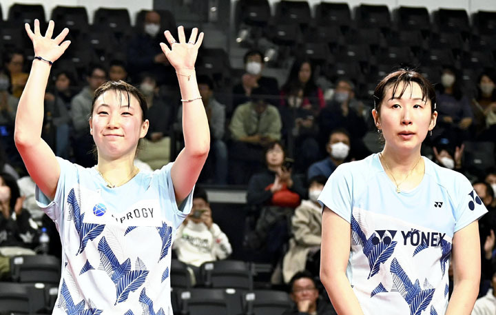 女子ダブルスで準優勝し、表彰台で観客に手を振る五十嵐有紗（左）。右はペアを組む桜本絢子＝武蔵野の森総合スポーツプラザ