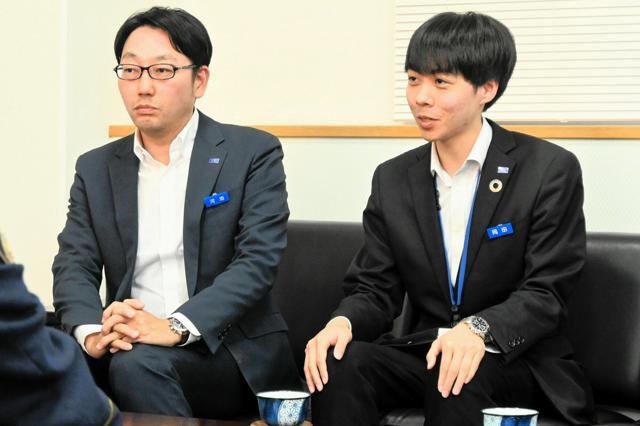 詐欺被害を防いだときの状況について話す岡田聖也さん（右）=2024年11月21日午後2時20分、高松市多肥上町、土居恭子撮影