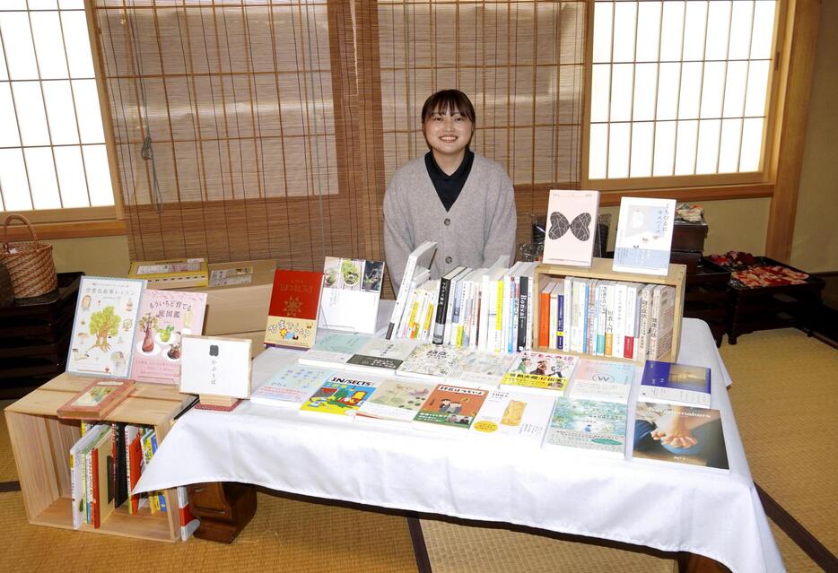 カフェの一角を間借りして開店する、移動式の小さな本屋「かぷりば」＝山形県金山町