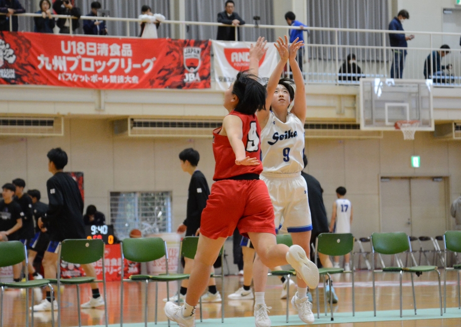 途中出場から3点シュートを決める精華女子の米森奈々心（右）