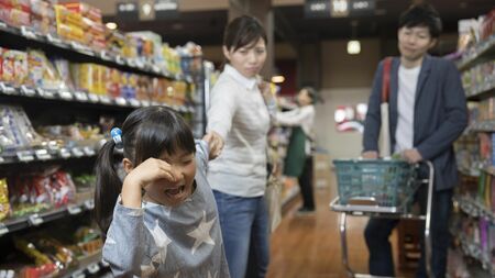 泣き叫んだり、騒いだりする子どもへの「大人の対応」は？（写真：sasaki106／PIXTA）