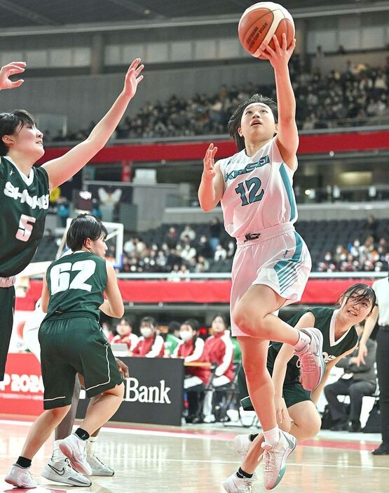 女子3回戦・慶誠－昌平】第1クオーター、シュートを放つ慶誠・岸（12）（撮影・冨永豊）