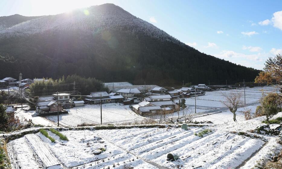 雪が降り積もった山沿いの集落＝１９日午前、兵庫県神河町大山