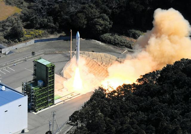 打ち上げられた小型ロケット「カイロス」初号機=2024年3月13日午前11時1分、和歌山県串本町、朝日放送テレビヘリから、遠藤真梨撮影