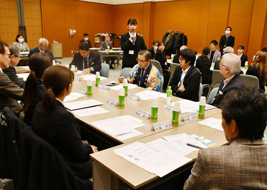 奄美出身の医学生や医師と奄美南部3島の首長らが出席した意見交換会＝14日、鹿児島市