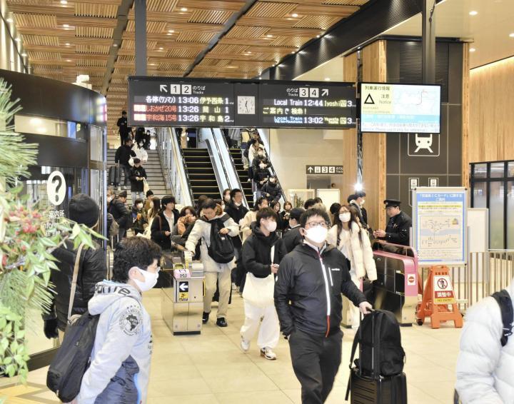 帰省者が続々と降り立った新JR松山駅＝28日午後、松山市南江戸1丁目（撮影・中田佐知子）