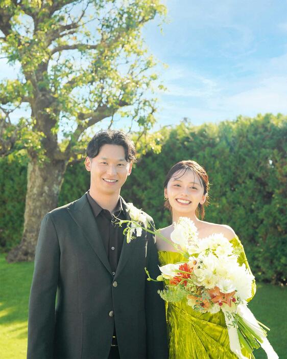 　結婚を発表した吉川（左）と足立佳奈（本人提供）