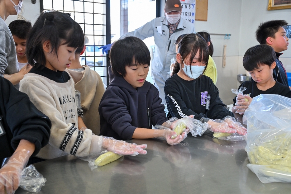 豆しとぎ作りを体験する児童