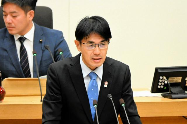 奈良県議会でFCバルセロナの育成施設の誘致を表明する山下真知事=2024年12月5日午後2時38分、奈良市登大路町、仙道洸撮影