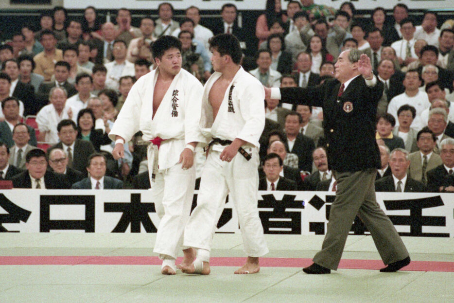 キレた吉田（中）と金野（左）はガンを飛ばし合い、主審が止めに入った