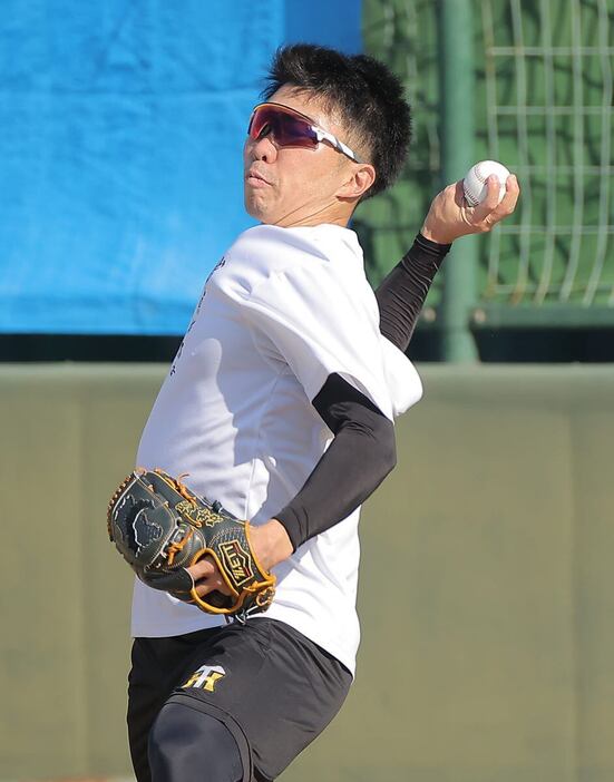 キャッチボールを行う阪神・石井大智＝鳴尾浜球場（撮影・根本成）