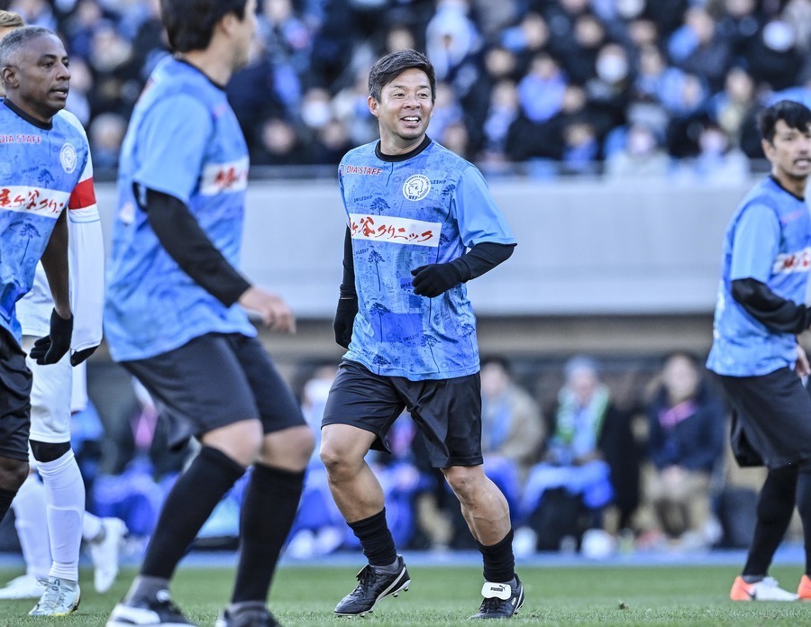 中村憲剛氏の引退試合でプレーする鬼木達監督　撮影：中地拓也